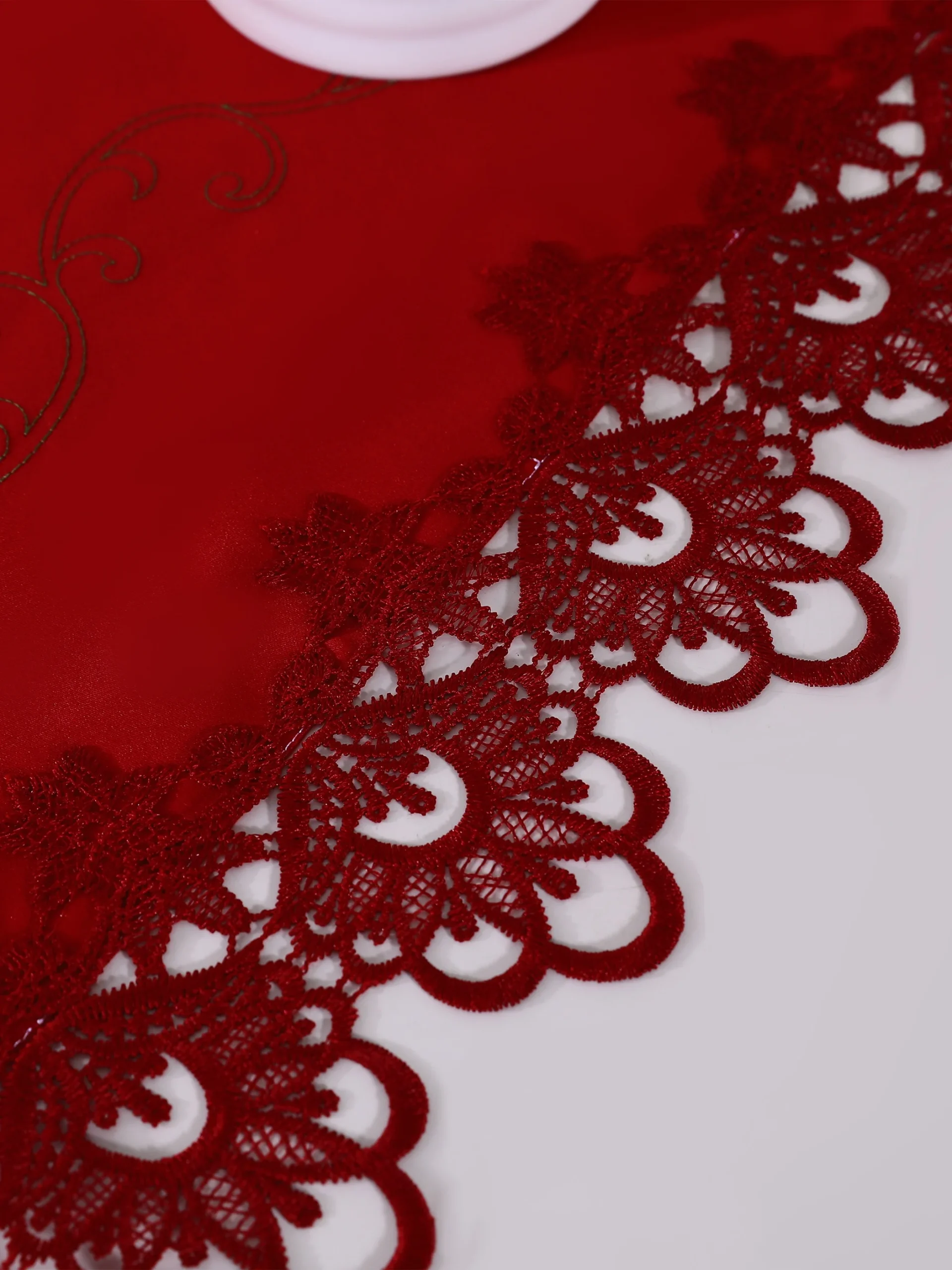 chemin de table élégant rouge