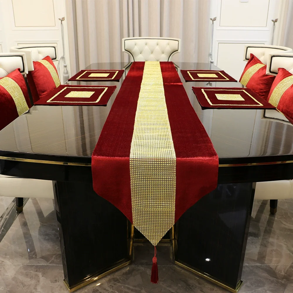 chemin de table doré et rouge