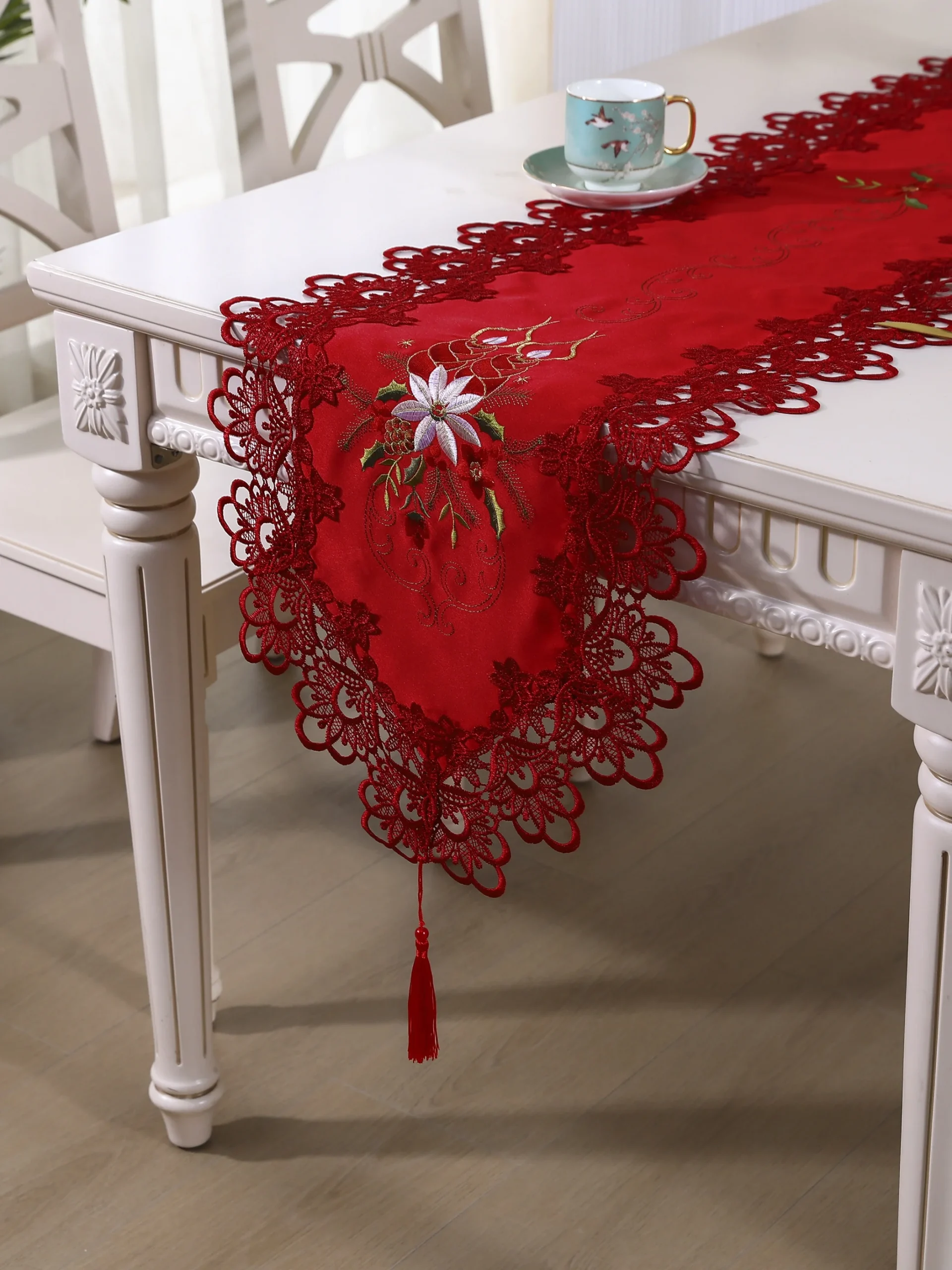 broderie chemin de table rouge